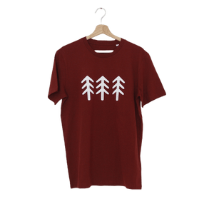 Vorderseite rotes Tshirt mit den charakteristischen Bäumen vom Alpengummi-Logo