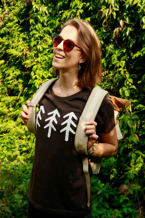 Beispielfoto Alpengummi T-Shirt in braun mit Mädnchen in der Natur