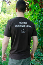 Beispielfoto mit braunem T-Shirt mit Spruch "I kau auf die Bam vo Daham"